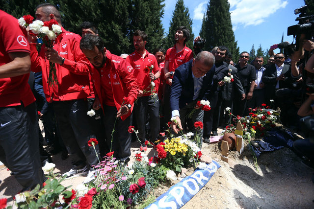 Türkiye Futbol Federasyonu Başkanı Yıldırım Demirören, Milli Takım Teknik Direktörü Fatih Terim ve futbolcuları taşıyan özel uçak, Akhisar Askeri Havaalanı'na indi.