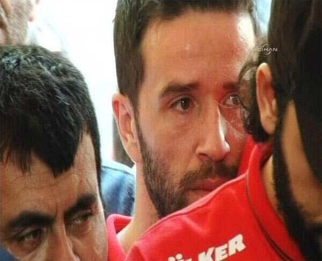 Tolga da, "İnşallah daha farklı projelerde bulunmak isteriz. Keşke böyle acılar yaşanmasa. En azından bundan sonrası için birşeyleri düzeltelim diyorum" dedi. Selçuk ve Onur da, acıları paylaşmak için geldiklerini ifade etti.