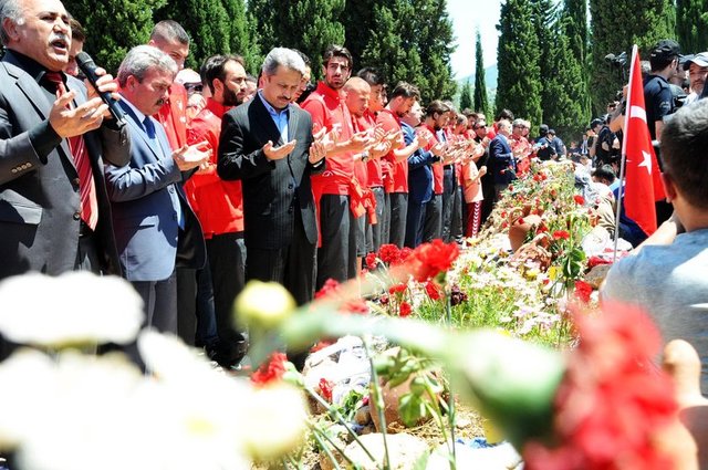 Daha sonra mahalle meydanına geçen Mili takım kafilesindeki Türkiye Futbol Federasyonu Başkanı Yıldırım Demirören, teknik direktör Fatih Terim ve futbolcular tek tek dileklerini dile getirdi.