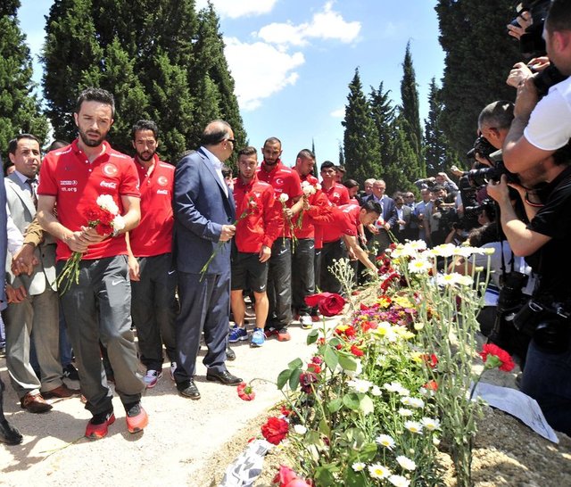 Milli Takım Teknik Direktörü Fatih Terim Soma'daki facianın tüm ülkeyi yaktığını söyledi ve şöyle konuştu: "Bu sefer ateş düştüğü yeri değil düşmediği yeri de yaktı. Herkes yandı. İnsan hayatına biraz daha fazla önem vermemiz gerektiği aşikar"