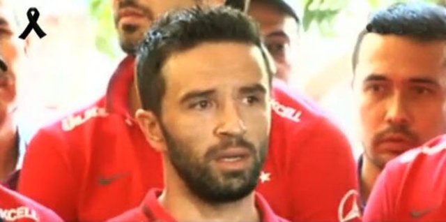 Çok duygulanan Gökhan gözyaşlarına hakim olamayınca sözlerine son verip arka tarafa geçti.