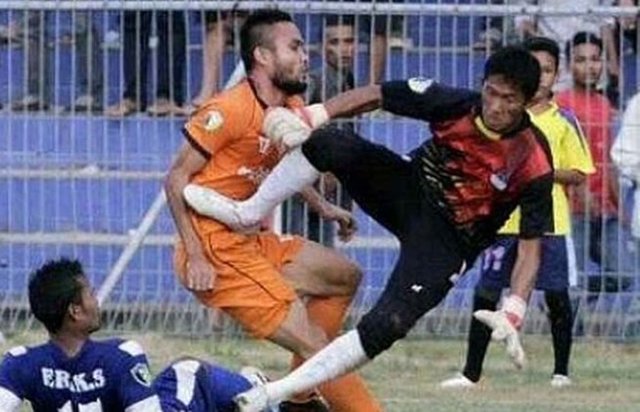 İki takım arasında 10 Mayıs'ta oynanan karşılaşma sırasında PSAP Sigli kalecesi Agus Rahman, Persiraja'nın golcüsü Akli Fairuz'u tekme atarak durdurdu.