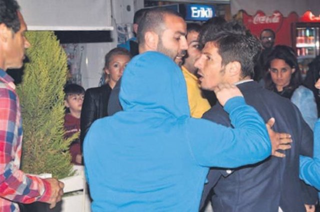 Sabah'ta yer alan habere göre, Alaçatı merkezde ailesiyle yemek yiyen Belözoğlu, sokakta gezerken bir gencin küfürlü tacizine uğradı.