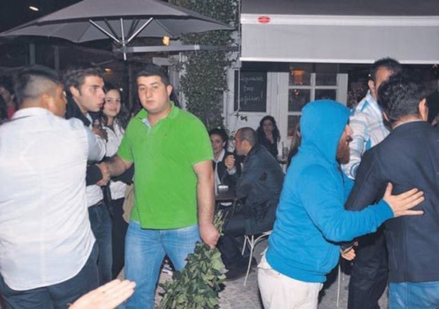 Kendisine saygısızlık yapıldığını söyleyen Emre, "İnsanlar takım tutabilir ama rakiplerine saygılı olmalı. Yanımda eşim varken küfür edilmesi çok ayıptı. Bunu hak etmedim" dedi.