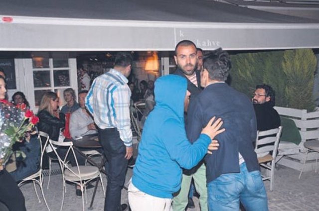 Çok öfkelenen futbolcu, gençle ağız dalaşına girdi. Kavgayı vatandaşlar önledi.