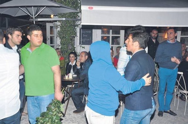 Şampiyon Fenerbahçe'nin yıldız futbolcusu Emre Belözoğlu, sezon bitince soluğu Çeşme'de aldı.