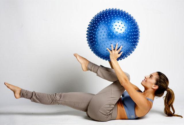 Joseph Pilates ve eşi New York'a taşınıp 1926'da burada bir stüdyo açtıktan sonra yavaş yavaş bale ve dans dünyasına yayılan pilates, sporcular arasında da kullanılmaya başlanmış.