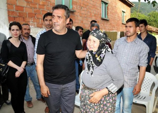 Köyde bulunan çocuklar, sanatçılara yoğun ilgi gösterirken bol bol fotoğraf çektirdi.