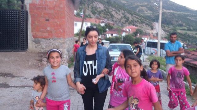 Teker teker cenaze evlerine taziye ziyaretinde bulunan sanatçılardan Edip Akbayram yaptığı açıklamada, şunları söyledi: