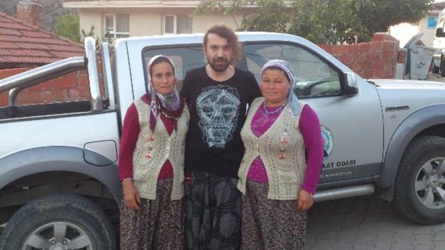 Manisa'nın Soma İlçesi'nde meydana gelen maden faciasında aynı köyden 11 işçinin hayatını kaybettiği Elmadere Köyü'ne gelen birçok sanatçı yakınlarını kaybeden ailelere taziye ziyaretinde bulundu.