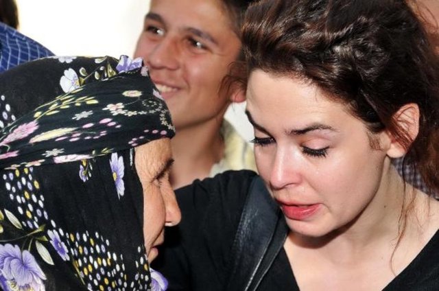 Ülkenin adaletine baktığımız zaman ülkenin adaletine de kuşkumuz var ama genede bu adaletin içinde ezilen insanların yanında duracak onurlu savcı ve hakimlerin olduğuna ben bir sanatçı olarak inanıyorum.