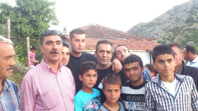 Soma'da yaşanan maden faciasında bir köyden 11 işçinin hayatını kaybettiği İzmir'in Kınık İlçesi Elmadere Köyü'nü sanatçılar ziyaret etti. Sanatçılar, hayatını kaybeden işçilerin yakınlarıyla bir araya gelerek acılarını paylaştı.