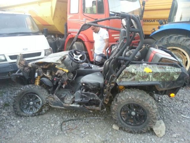 ATV normal motorsiklet direksiyonu ile kullanılırken ve kabini - bulunmazken, UTV'ler otomobil direksiyonu ile kullanılıyor.