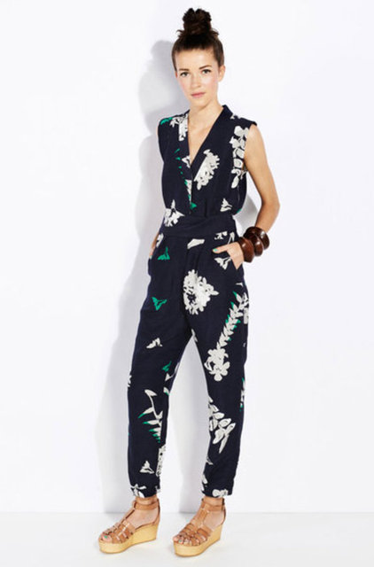 Daima daha uzun ve ince görünmenizi sağlayacak olan tulumlarda bu yaz, yoğun baskılar, desenler ve sezonun parlak renk paletinin yansımalarını göreceğiz. Diğer detaylara gelince. Bakın 2014 tulumlarına hangi desen, model ve renkler hakim olacak.