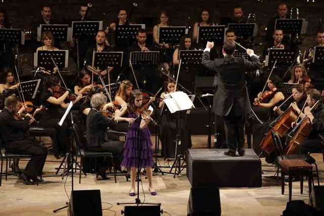 Bir klasik müzik konserine gittiğinizde, stresiniz azalır ve gözlerinizi kapatırsanız, müziğin tüm vücudunuza yayıldığını hissedersiniz.