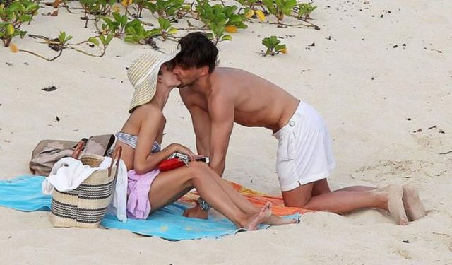 Olivia Palermo ve Johannes Huebl'ın kumsal'da yakınlaştığı o anlar.