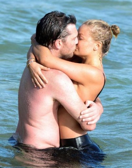 Sam Worthington ve Lara Bingle'ın tutkulu aşk pozu.