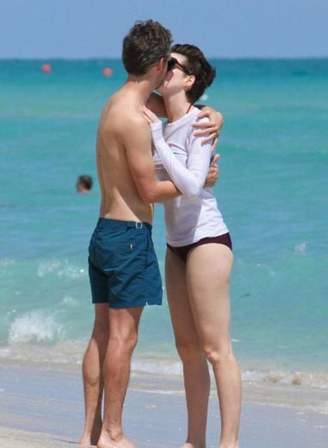 Anne Hathaway ve Adam Shulman'ın plajda romantik dakikaları.