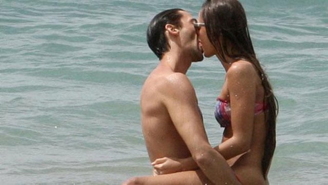 Oscar ödüllü aktör Adrien Brody ve kız arkadaşının tatil öpüşmesi.