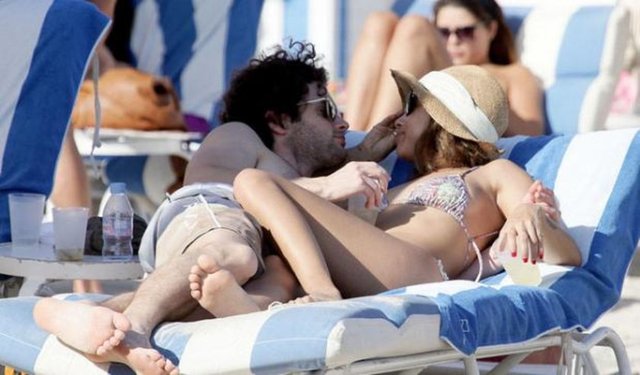 Zoe Kravitz ve Penn Badgley'in tutkulu dakikaları.