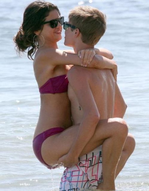 Kanadalı şarkıcı Justin Bieber ve sevgilisi Selena Gomez ayrılsada bu poz hafızlara kazındı.