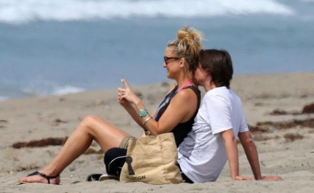 Kate Hudson ve Matthew Bellamy selfie çektikleri anda objektiflere böyle yakalandı.