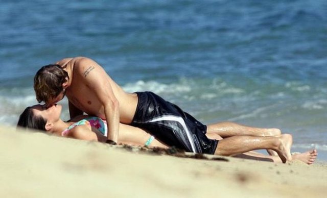 Evangeline Lilly ve Dominic Monaghan'ın tutkulu aşk öpücüğü.