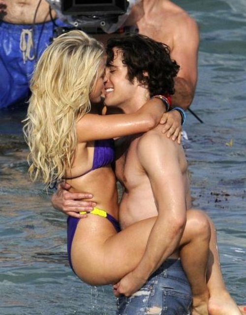 Julianne Hough ve Diego Boneta'nın kamera öpücüğü böyle görüntülendi.