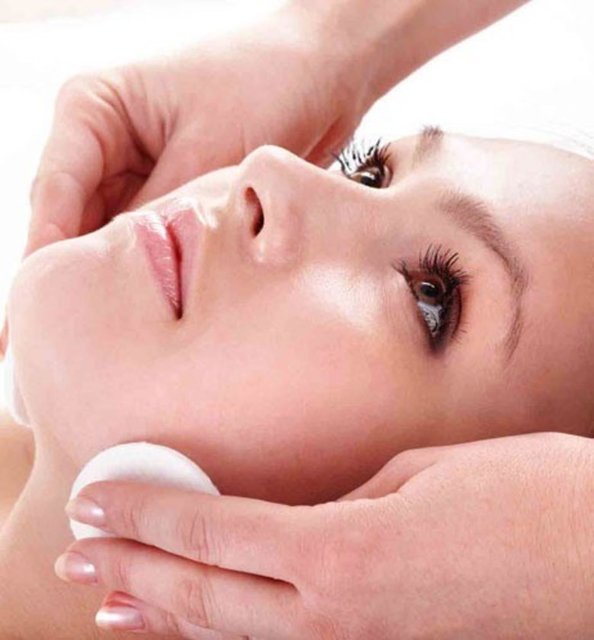 Yarım limonun suyunu sıkın ve cildinize sürün.