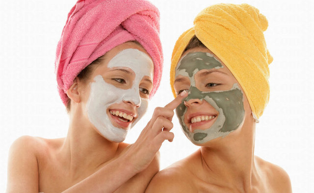 Bu maske aspirinin içinde bulunan salisilik asit ve limonda bulunan antibakteriyel özelliği ile sivilceleri yok eder.