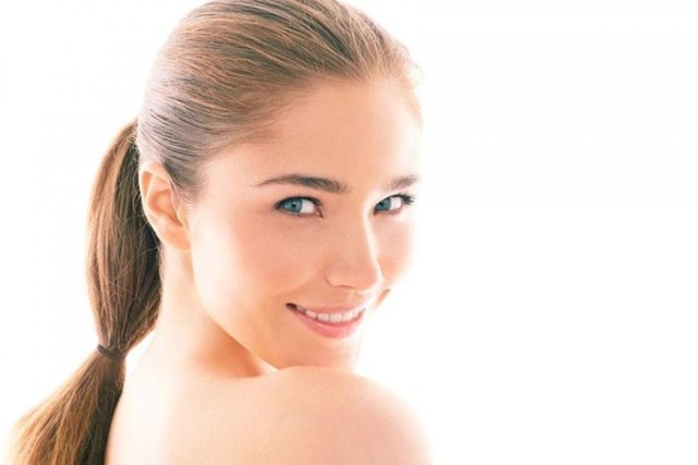 Sivilce lekelerini yok etmek için her gün cildinizi temizleyin.