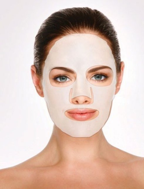 İkiliyi karıştırın ve cildinize sürün. Sivilcelerin olduğu yerlere yoğunluk verin. Daha sonra 10 dakika yüzünüzde tutup yıkayın.