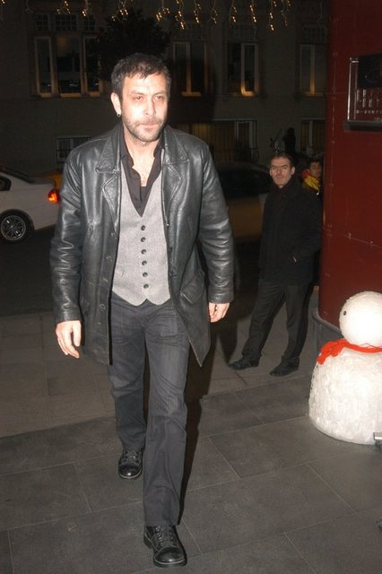 YENİ hayat yeni ev! Bodrum'da geçirdiği rahatsızlığın ardından günlerce yoğun bakımda kalan, 94 günlük tedavisinin sonunda ölümden dönen ve 1 ay önce taburcu olan Nejat İşler, bugünlerde kendisine yeni bir ev arıyor.