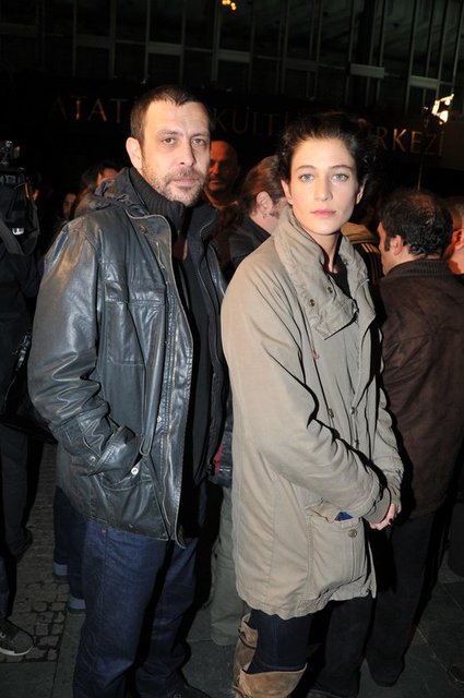 BUGÜNLERDE emlakçıların kapısını aşındıran Nejat İşler'in en büyük destekçisi ise eski sevgilisi Berrak Tüzünataç. Beğendiği evlerin fotoğraflarını çektirip İşler'e götürdüğü söylenen Tüzünataç, eski sevgilisi için seferber olmuş durumda.