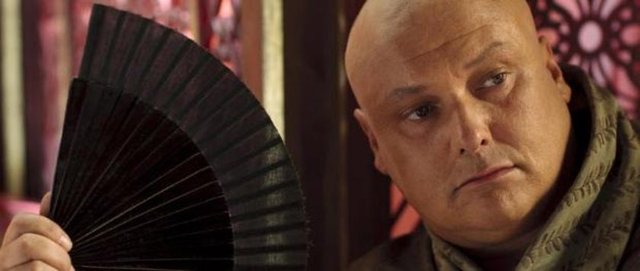 VARYS - Dizide Varys karakterini canlandıran Conleth Hill'i daha önce "Kim Kiminle Nerede" filminde izledik.
