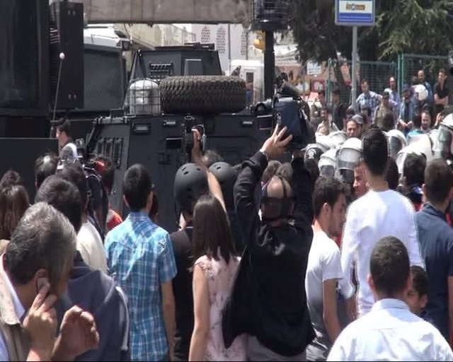Okmeydanı'nda polisler ile göstericiler arasındaki gerginlik gün boyu devam etti.