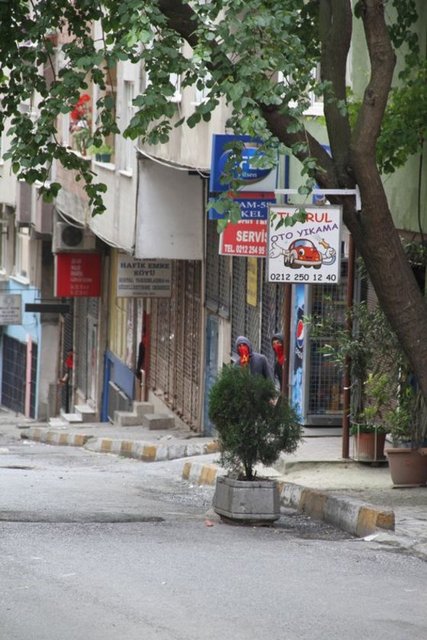 Ara sokaklarda devam eden olaylar sırasında yüzleri maskeli grup molotofkokteylleriyle polise saldırmıştı.