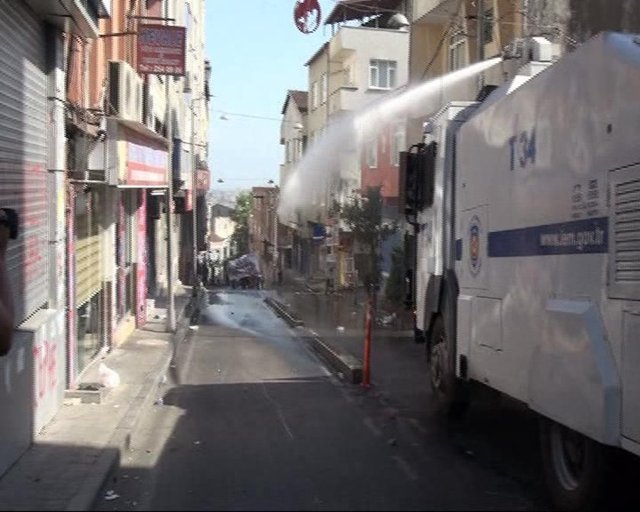 CEMEVİ YAKININDA DA GERGİNLİK - Okmeydanı Cemevi'nin yaklaşık 200 metre yukarısında toplanan kalabalık da yolu kapatarak bir süre oturma eylemi yaptı. -