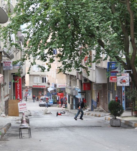 Aralarında yüzleri maskeli kişilerin de olduğu grup, sloganlar atmıştı. Ardından yola barikat kuran ve çevreye gelişi güzel saldıran göstericiler, polisin biber gazıyla yaptığı müdahalenin ardından ara sokaklara dağılmıştı.