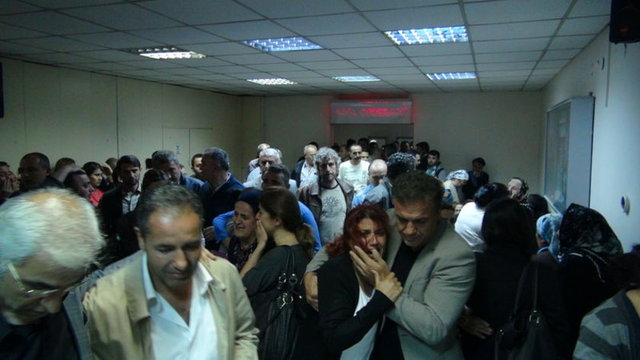 Saat 22.50 sıralarında Uğur Kurt'un ölüm haberini alan yakınları hastane önünde gözyaşlarına boğuldu.