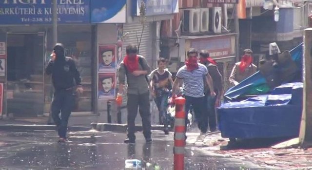 Okmeydanı Şark Kahvesi önünde toplanan bir grup Soma maden ocağı faciasını protesto etmek için gösteri düzenlemek istemişti.