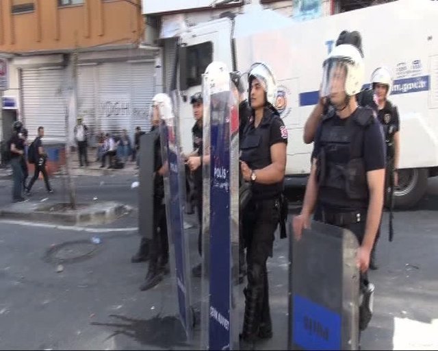 Olaylar sırasında Uğur Kurt'un vurulması üzerine akşam saatlerinde çok sayıda gösterici Darülaceze Caddesi üzerinde toplanmıştı.