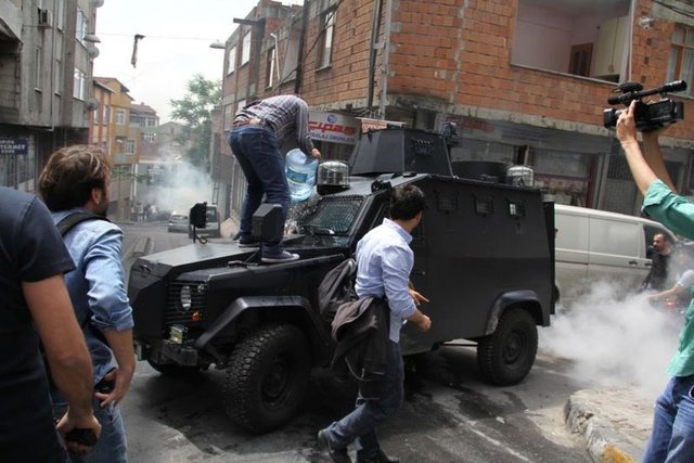 Bu sırada polisin "akrep" adı verilen zırhlı aracına molotofkokteyli isabet etmişti. Polis aracı alev alırken, araçtan inen polis memuru havaya ateş açmıştı.