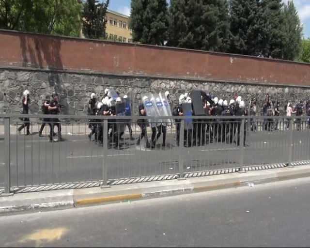 Gruptan bazı kişilerin, cadde üzerinde bulunan polise ait bir zırhlı aracı tekmeledikleri görüldü. - Aynı dakikalarda, Piyalepaşa Caddesi üzerinde toplanan başka bir grup da Çevik Kuvvet polislerine taş ve şişe attı.  -