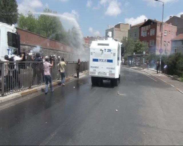 Bunun üzerine polisler, TOMA'dan tazyikli su ve biber gazı sıkarak eylemcilere müdahale etti.