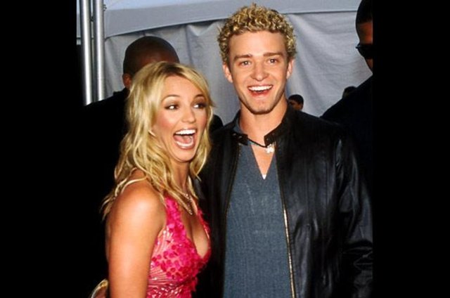 1999'un başlarında Timberlake, The New Mickey Mouse Club'dan arkadaşı Britney Spears ile çıkmaya başladı.