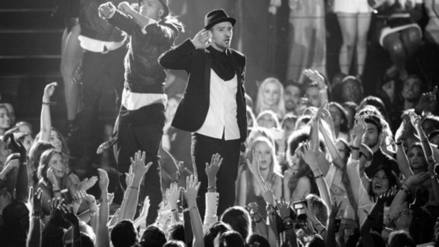 "SexyBack" single'ı Billboard Hot 100 listesinde bir numara oldu.