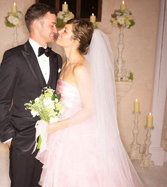19 Ekim 2012'de Fasano, İtalya'daki Borgo Egnazia adlı otelde evlenen çiftin düğünü de aşkları kadar çok konuşuldu.