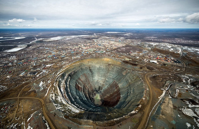 - Daha önce 158,2 karat ağırlığında ve 1,5 milyon dolar değerinde tek parça elmasın bulunduğu maden dev yapısıyla şaşırtıyor. Derinliği 571 metre, çapıysa 1 kilometre olan bu maden yatağı uzaydan bile rahatlıkla görülebiliyor.