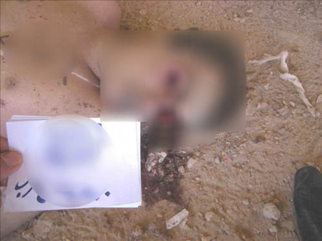Suriye'de Esed rejimine bağlı askeri birlikler tarafından işkenceyle ve aç bırakılarak öldürülen rejim muhaliflerinin fotoğrafını çekmekle görevli kod adı "Caesar" olan askeri polis, 11 bin kurbana ait 55 bin fotoğrafla bu ülkeden kaçmış,